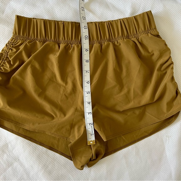 Alo Yoga Cinch It Up Short Women’s Small Golden Olive Branch Adjustable Sides - Picture 11 of 14
